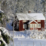 Skandinavisches Haus im Schnee